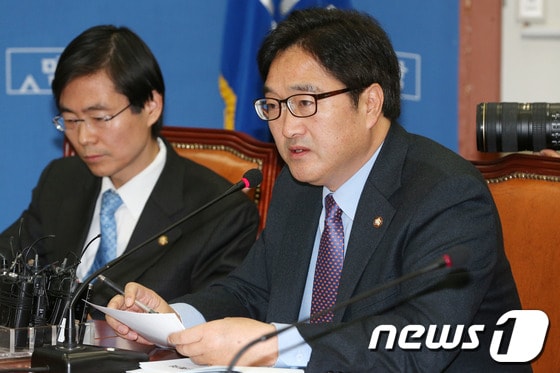 민주당 우원식 최고위원이 11일 오전 서울 여의도 국회에서 열린 최고위원회의에서 모두발언을 하고 있다. 2013.12.11/뉴스1 © News1   오대일 기자