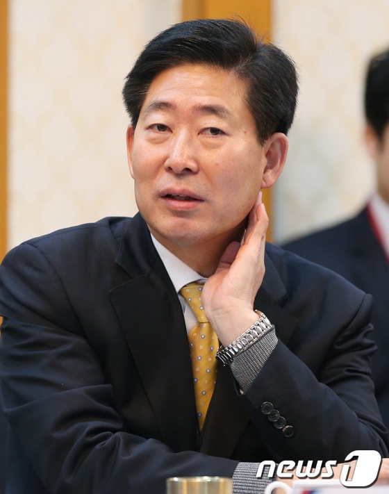 양승조 민주당 최고위원이 12일 오전 서울 여의도 국회 귀빈식당에서 열린 '불합리한 선거구 확정 관련 여·야 충청권 국회의원 간담회'에서 생각에 잠겨 있다. 2013.12.12/뉴스1 © News1   송원영 기자