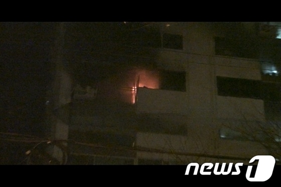 11일 밤 불이 나 30대 엄마와 세자녀의 목숨을 앗아간 화재 현장. <부산소방본부 제공>© News1