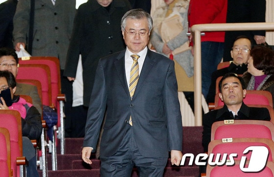 문재인 민주당 의원이 12일 오후 서울 여의도 국회 의원회관에서 열린 한정애 의원의 '하얀 봉투' 출판기념회에 참석하고 있다. 2013.12.12/뉴스1 © News1 오대일 기자