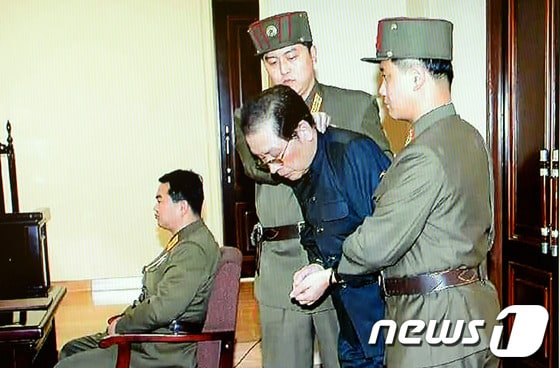 북한 조선중앙통신은 최근 숙청이 결정된 장성택 전 북한 국방위원회 부위원장이 지난 12일 열린 특별군사재판 후 즉각 사형을 당했다고 13일 밝혔다.통신이 밝힌 장성택의 혐의는 공화국 인민주권을 뒤집을 목적으로 감행한 국가전복음모행위로 공화국형법 제60조에 근거했다.사진은 장성택이 처형 직전 특별군사재판법정에 서 있는 모습. (YTN 화면캡쳐) 2013.12.13/뉴스1 © News1 (서울=뉴스1)