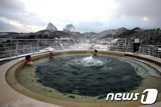 전북 진안군 직영 온라인쇼핑몰인 진안고원몰에서 올해 첫 이벤트로 홍삼스파 등 체험시설 할인판매를 진행한다. 사진은 진안홍삼스파.&#40;진안군제공&#41;2024.1.4/뉴스1