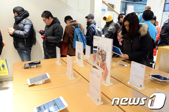 애플의 신제품 아이패드 에어와 아이패드 미니 레티나 디스플레이가 16일 국내에서 정식 출시됐다.아이패드 신제품을 일찍 사려는 고객들이 이날 오전 서울 중구 명동 애플 공식판매점을 찾아 줄지어 서있다. 2013.12.16/뉴스1 © News1   정회성 기자