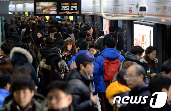 서울 지하철 3호선 감축운행이 시작된 17일 오전 3호선 충무로역에서 시민들이 지하철을 갈아타고 있다. 전국철도노동조합의 파업 9일째이자 서울지하철노조가 오는 18일 파업을 예고한 가운데 박근혜 대통령은 전날 청와대 수석비서관회의를 주재한 자리에서 