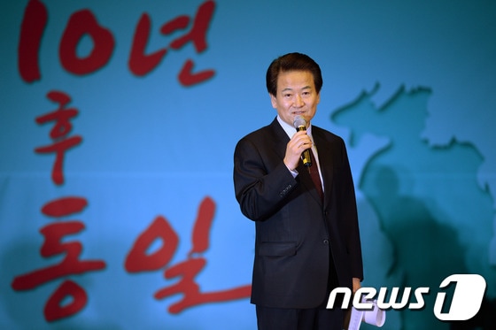 민주당 정동영 상임고문이 17일 오후 서울 광화문 세종문화회관 세종홀에서 열린 자신의 저서 '10년 후 통일' 출판 기념 북콘서트에서 직접 내빈소개를 하고 있다. 2013.12.17/뉴스1 © News1 박정호 기자