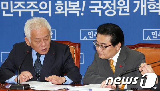 민주당 김한길 대표와 전병헌 원내대표가 18일 오전 서울 여의도 국회에서 열린 최고위원회의에서 대화를 나누고 있다. 김 대표는 이 자리에서 