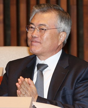 문재인 민주당 의원이 18대 대통령선거 1주년을 맞은 19일 오전 서울 여의도 국회에서 열린 의원총회에 참석해 의원들과 대화를 나누며 웃음짓고있다. 2013.12.19/뉴스1 © News1 오대일 기자