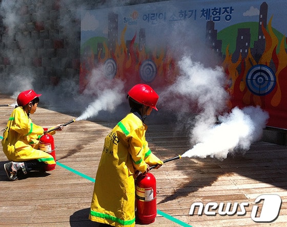 365세이프타운에서 아이들이 소화기를 체험하고 있다. (사진제공=365세이프타운) © News1 하중천