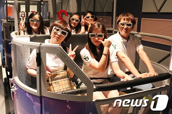 관광객들이 365세이프타운 안전체험을 하고 있다. (사진제공=태백시) © News1 하중천