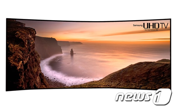  삼성전자가 공개한 세계 최초, 세계 최대, 세계 최고 곡률의 105형 커브드 UHD TV.(삼성전자 제공)© News1  