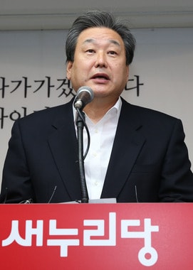 김무성 새누리당 의원이 지난해 12월19일 서울 여의도 당사에서 열린 대선 1주년 기념식에서 인사말을 하고 있다. © News1