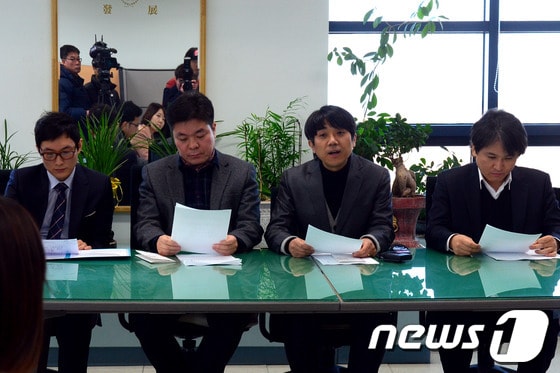 강릉시민행동은 19일 강릉시청에서 '사회복지 시설 정상화'를 촉구하는 기자회견을 진행했다. 2013.12.19/뉴스1 © News1 윤창완 기자