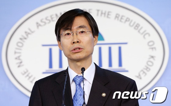 조경태 민주당 최고위원이 2일 오전 국회 정론관에서 기자회견을 열고 NLL 대화록 미이관 사태 및 대선출마 발언과 관련, 문재인 의원의 자숙과 책임을 촉구하고 있다. 2013.12.02/뉴스1 © News1 오대일 기자