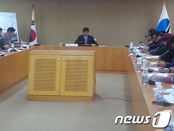 2일 유영록 김포시장이 도시철도 토목공사 시공사 확정에 대해 발표하고 있다. © News1