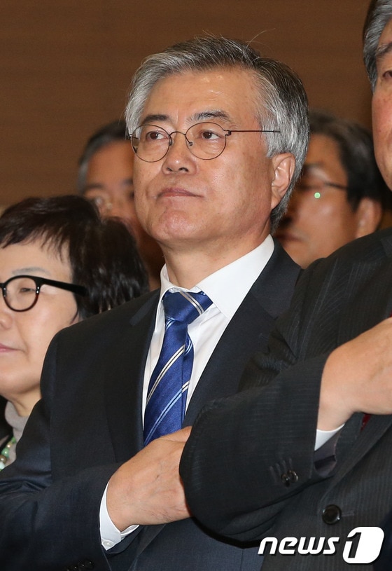 문재인 민주당 의원이 2일 오후 서울 여의도 국회 의원회관에서 열린 홍의락 의원 출판기념회에서 국민의례를 하고 있다. © News1 송원영 기자