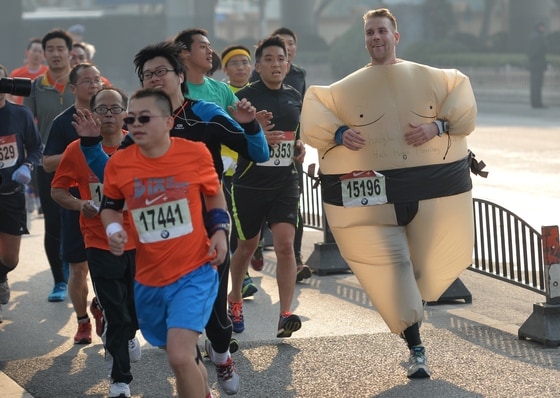 1일 중국 상하이 마라톤 대회에서 한 참가자가 스모 선수 모양의 옷을 입고 달리고  있다. 이번 대회에는 약 3만명이 참가했다. © AFP=뉴스1  