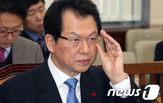 서남수 교육부 장관이 20일 오후 서울 여의도 국회에서 열린 정치개혁 특별위원회 전체회의에서 안경을 고쳐 쓰고 있다. 2013.12.20/뉴스1 © News1 허경 기자