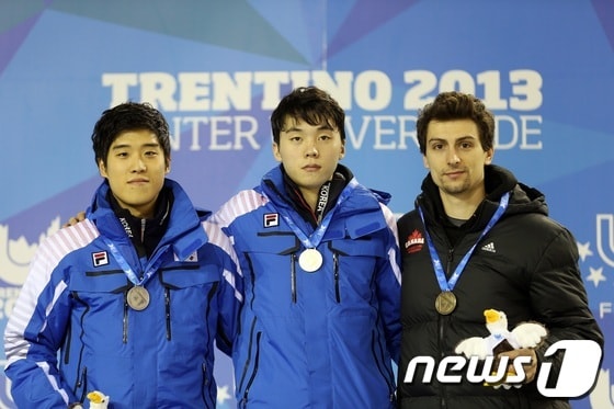 지난달 21일&#40;한국시간&#41; 이탈리아 트렌티노 동계유니버시아드대회 남자 쇼트트랙 1000m에서 금메달을 획득한 노진규&#40;가운데&#41;와 은메달을 획득한 엄천호&#40;왼쪽&#41;가 시상대에 나란히 서 있다. 노진규는 쇼트트랙1500m 금메달에 이어 대회 2관왕에 올랐다. &#40;대한체육회 제공&#41;2013.12.21/뉴스1 © News1 