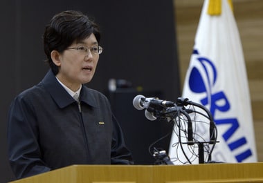 최연혜 코레일 사장이 23일 오전 서울 용산구 코레일 서울사옥에서 열린 대국민 호소문 발표 및 기자회견에서 기관사 300여명, 열차승무원 200여명을 기간제로 채용할 계획을 밝히고 있다.이날 최 사장은