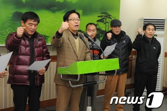 충북 청원군 오송역세권원주민 대책위는 23일 군청 브리핑룸에서 기자회견을 열고 오송읍의 세종시 편입을 요구하고 있다. © News1  