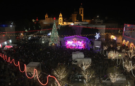 팔레스타인 자치지구 베들레헴의 웨스트 뱅크에 위치한 예수탄생교회와 구유광장(Manger Square)이 성탄 전야인 24일 밤(현지시간) 예수탄생을 축하하는 인파로 붐비고 있다. 예수탄생교회는 예수가 태어난 것으로 추정되는 자리에 세워진 교회이다. © AFP=뉴스1  