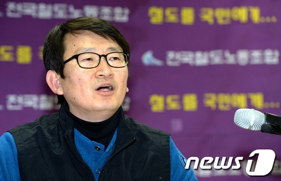 전국철도노동조합 백성곤 홍보팀장이 철도노조 파업 17일째인 25일 오후 서울 용산 철도회관에서 일일 브리핑을 하고 있다. © News1 박정호 기자
