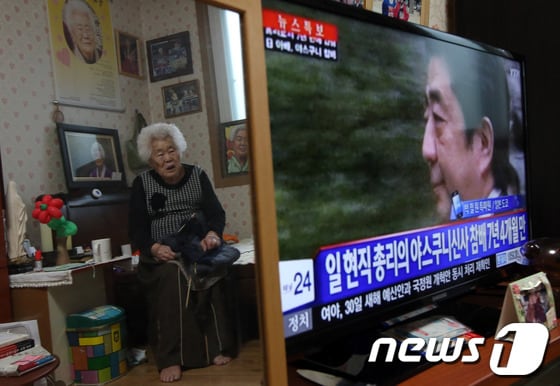 아베 신조 일본 총리가 2차대전 A급 전범들이 합사된 야스쿠니 신사를 전격 참배한 26일 경기도 광주 퇴촌면 일본군 &#39;위안부&#39; 제도 피해 할머니들의 쉼터인 &#39;나눔의 집&#39;에서 이옥선 할머니가 TV를 통해 관련 뉴스를 바라보고 있다. 취임 1주년을 맞은 아베 신조 총리의 야스쿠니 신사 참배는 지난 2006년 고이즈미 준이치로 당시 총리 이래 7년 만이다. 2013.12.26/뉴스1 © News1   한재호 기자