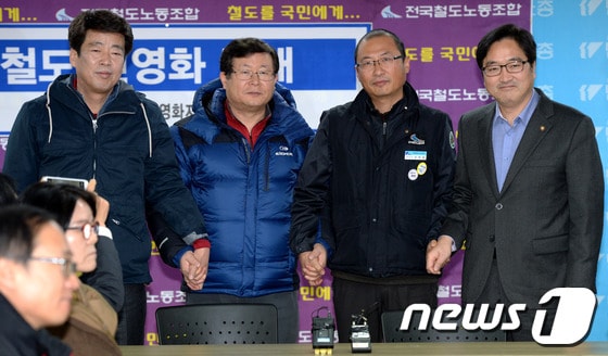 김명환 전국철도노조 위원장이 29일 오전 서울 중구 민주노총을 찾은 민주당 국회 환경노동위원회와 을지로위원회 의원들을 만나 손을 맞잡고 있다. 왼쪽부터 신계륜 국회 환노위원장, 설훈 민주당 공공부문 민영화 저지 특별위원회 위원장, 김 위원장, 우원식 을지로위원장. 2013.12.29/뉴스1 © News1 박정호 기자