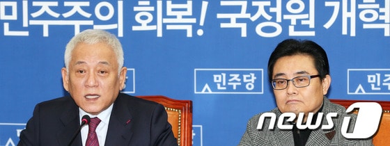 국가정보원 개혁법안과 내년도 예산안 등 쟁점법안을 놓고 여야가 숨가쁜 줄다리기를 이어가고 있는 가운데 민주당 김한길 대표가 29일 오전 서울 여의도 국회에서 긴급 기자회견을 하고 있다.김 대표는 이 자리에서 