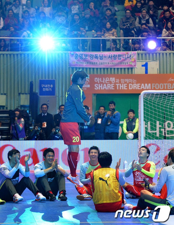 29일 오후 서울 송파구 잠실실내체육관에서 열린 홍명보 자선축구대회 '하나은행과 함께하는 셰어 더 드림 풋볼 매치2013(SHARE THE DREAM FOOTBALL MATCH 2013)'에서 사랑팀 홍명보 감독이 빠빠빠 세리머니를 하고 있다. 2013.12.29/뉴스1 © News1   박철중 기자