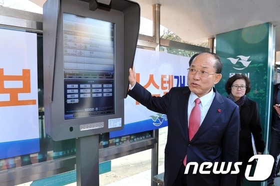 정종득 목포시장이 2일 목포-무안 광역버스정보시스템 개통을 앞두고 목포버스터미널 건너편 정류소에서 안내기를 점검하고 있다/사진제공=목포시© News1 