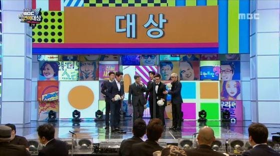 MBC 일요 예능프로그램 '일밤-아빠! 어디가?'가 29일 저녁 8시45분 서울 영등포구 여의도 MBC에서 열린 '2013 MBC 방송연예대상'에서 대상의 영광을 안았다(MBC 제공). © News1   유기림 기자