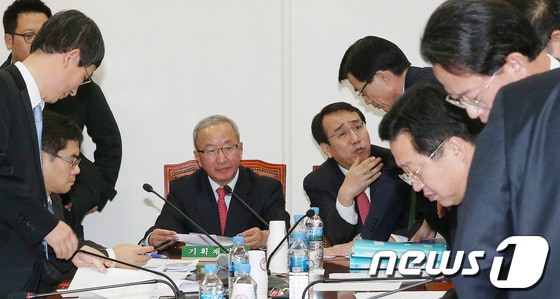 현오석 경제부총리 겸 기획재정부 장관과 이석준 차관이 31일 저녁 서울 여의도 국회에서 열린 기획재정위원회 예산안조정소위에서 대화를 나누고 있다. 2013.12.31/뉴스1 © News1   오대일 기자