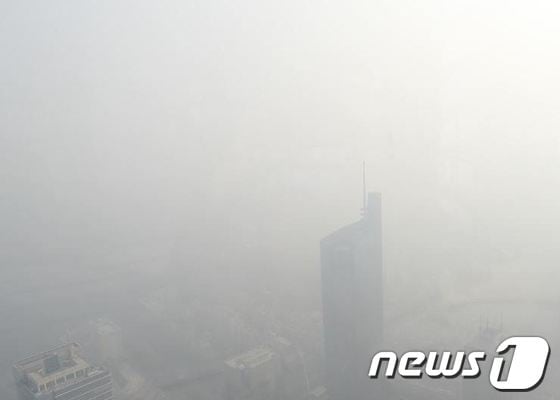4일 스모그에 휩싸인 중국 난징시. 사진 출처는 중국신문망 © 뉴스1 