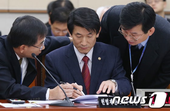 김용헌 헌법재판소 사무처장이 5일 오전 서울 여의도 국회에서 열린 법제사법위원회 전체회의에서 직원들과 함께 자료를 살펴보고 있다. 2013.12.5/뉴스1 © News1 송원영 기자