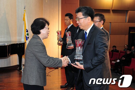 5일 홍미영(왼쪽)부평구청장이 선진 경영 및 기술 향상에 공헌한 중소기업인을 시상하고 있다.© News1 
