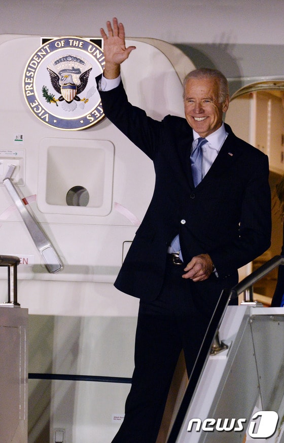 동북아 3국 순방에 나선 조 바이든 미국 부통령이 한국 방문을 위해 5일 경기 평택시 오산 미 공군기지를 통해 도착해 손을 흔들어 인사하고 있다.바이든 부통령은 방한 기간 동안 박근혜 대통령을 만나 방공식별 구역 문제를 비롯한 역내 안보 현안을 논의할 예정이다. 2013.12.5/뉴스1 © News1   양동욱 기자