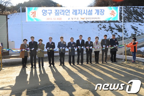 6일 양구 파로호 인공습지 상공을 비행하는 ‘짚라인&#40;Zip-line&#41;’ 레저시설에 대한 준공식을 가졌다. &#40;사진제공=양구군&#41; 2013.12.06/뉴스1 © News1 황준 기자 