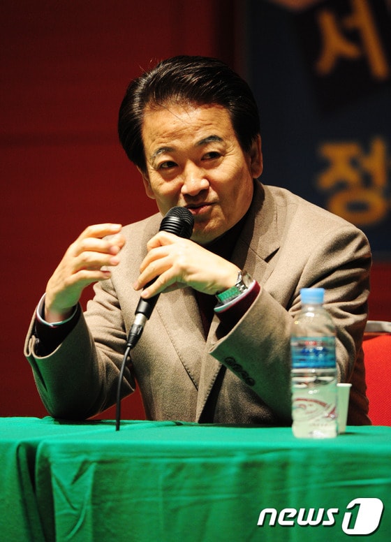 7일 오후 전북대학교 진수당에서 열린 서영석 김용민의 정치토크 '응답하라 참언론' 특별공개방송에서 정동영 민주당 상임고문이 국정원 선거개입과 관련된 이야기를 하고 있다. 뉴스1 © News1 김대웅 기자