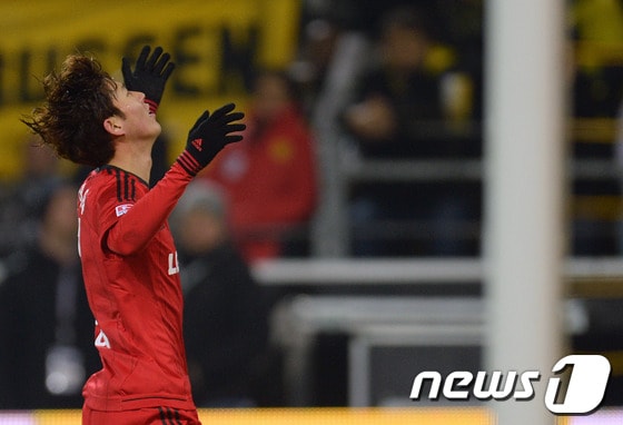 손흥민(21·레버쿠젠)이 8일(한국시간) 열린 독일 분데스리가 15라운드 도르트문트와의 경기에서 전반 18분 결승골을 터뜨린 뒤 기뻐하고 있다. © AFP=News1   