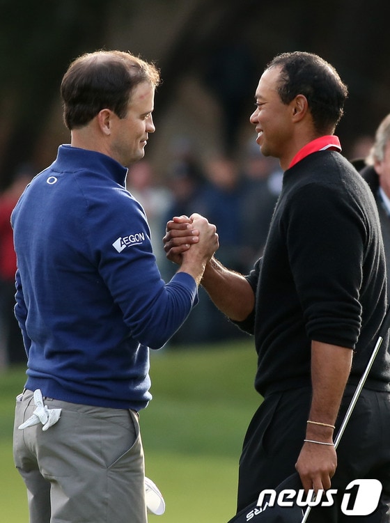 9일(한국시간) 열린 노스웨스턴 뮤추얼 월드골프 챌린지 최종라운드에서 연장전 끝에 우승한 잭 존슨(미국·왼쪽)이 경기가 끝난 후 2위 타이거 우즈(미국·오른쪽)와 악수를 나누고 있다. © AFP=News1