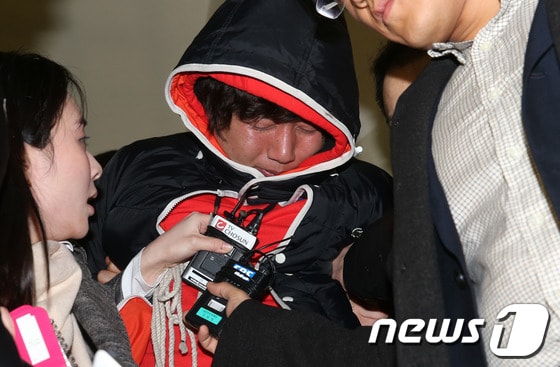1월28일 전북 전주의 한 파출소에서 수갑을 풀고 도주한 강지선(30, 전과 6범) 이 2월1일 새벽 서울 강북구청 인근 공중전화부스에서 붙잡혀 강북경찰서를 나서 전주 완산경찰서로 압송되고 있다. 강지선은 전주시내에서 승용차를 털다 현행범으로 체포돼 전주 완산경찰서 효자파출소에서 조사를 받는 중 수갑을 풀고 도주했으며 전날 오후 9시 20분부터 강북구 일대에서 4차례에 걸쳐 공중전화를 통해 여자친구에게 전화를 한 것으로 알려졌다. 2013.2.1/뉴스1 © News1 양동욱 기자