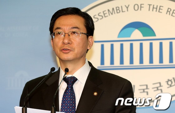 정성호 민주통합당 대변인이 12일 서울 여의도 국회의사당 정론관에서 '北핵실험' 관련 브리핑을 하고 있다. 정 대변인은