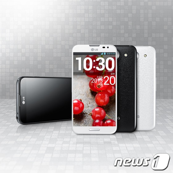 LG전자의 첫 풀HD 스마트폰 '옵티머스G Pro'.(사진=LG전자)© News1