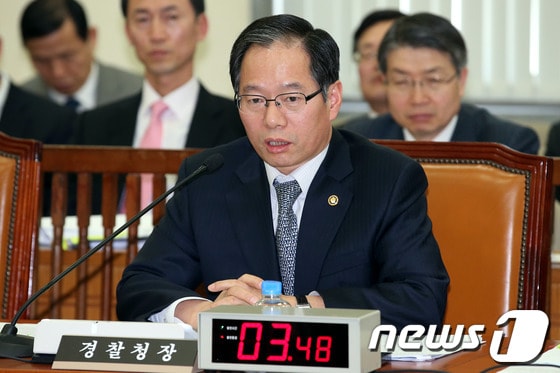 김기용 경찰청장이 13일 오전 국회에서 열린 행정안전위원회 전체회의에 출석해 의원들의 질의에 답하고 있다.2013.2.13/뉴스1 © News1 이광호 기자