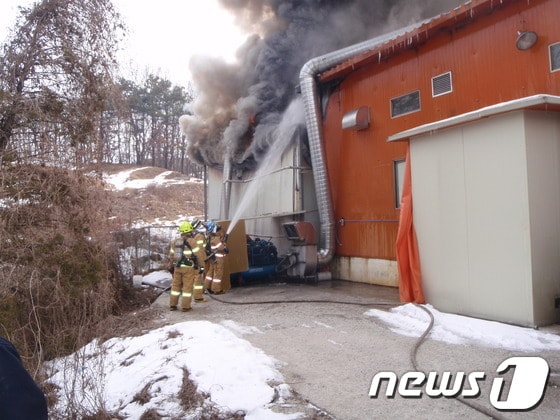 이천 식품공장에서 12일 불이나 3600만원 상당의 재산피해가 발생했다. /사진제공=이천소방서 © News1  