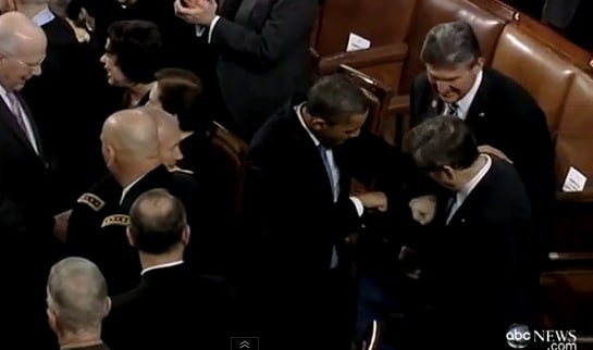 버락 오바마 미국 대통령이 마크 커크상원의원과 주먹인사를  하고 있다./사진=abc© News1  