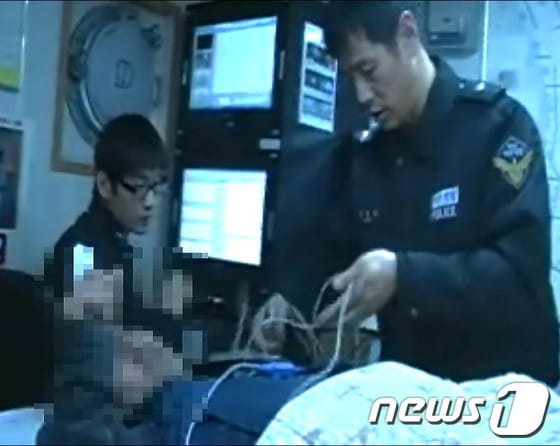 해경 응급구조사가 손가락이 절단된 선원을 육지병원 전문의의 지시에 따라 치료하고 있다./사진제공=포항해양경찰서© News1