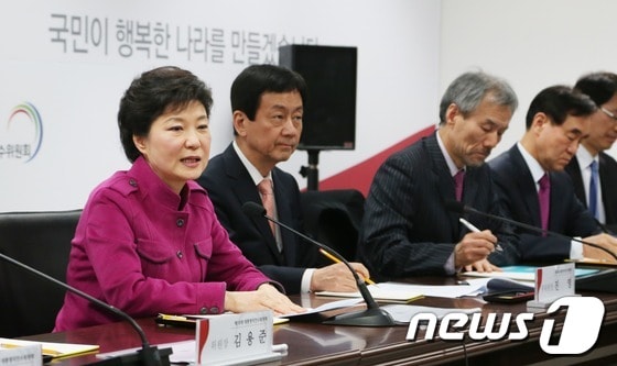 박근혜 대통령 당선인이 14일 서울 삼청동 인수위 사무실에서 열린 교육과학분과 국정과제 토론회에 참석해 인사말을 하고 있다. 2013.2.14/뉴스1 © News1 인수위사진기자단