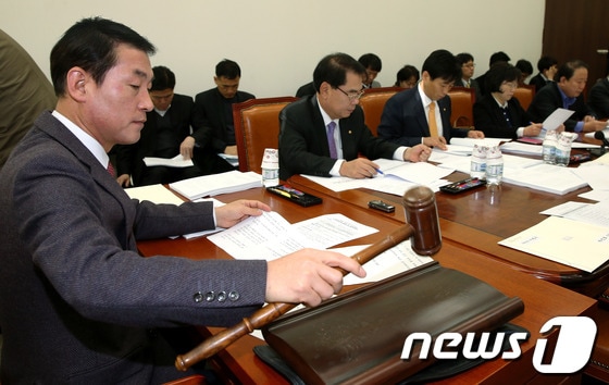 15일 오전 서울 여의도 국회 행정안전위원회 소회의실에서 열린 법안심사소위원회에서 황영철 소위원장이 부마민주항쟁 진상규명 및 관련자 명예회복과 예우 등에 관한 특별법안 등을 상정하고 있다. 2013.2.15/뉴스1 © News1 박정호 기자